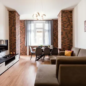 Jacuzzi And Privacy With 2 Balconies And Free Garage Будапешт