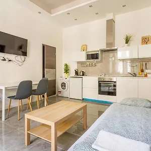 Modernized At Kiraly 51 Apartamento