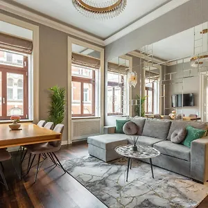 Luxury With Balcony Next To The New York Cafe Appartamento