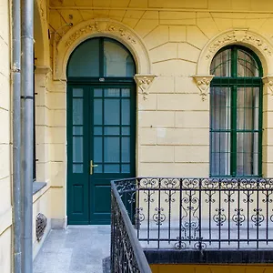 Jenny Luxury Two Bedrooms Apartment. Budapest