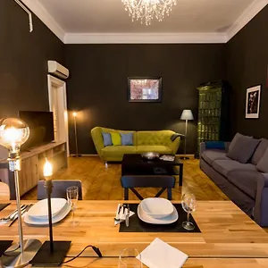 R38 - Artists Luxury Budapest